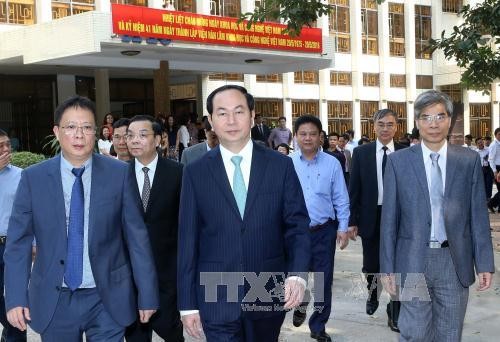 Staatspräsident Tran Dai Quang besucht der Akademie für Wissenschaften und Technologie - ảnh 1